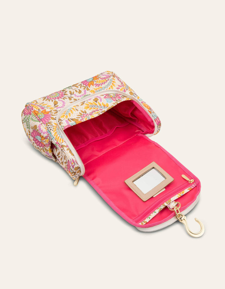 Oilily Ruby Cathy Travel Kit With Hook Whisper White